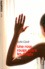 Nouvelle traduction : Une rose rouge entre les doigts