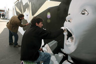Elie Limbour réalise un graff pendant le festival